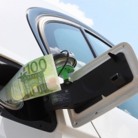 Carburante: 1.296 euro la spesa media di un automobilista italiano