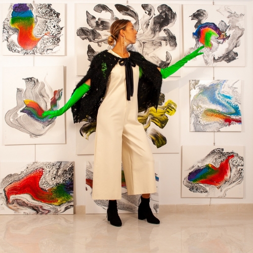 Un intenso dialogo di Arte e Moda per l’Autunno 2022 di Fabiana Gabellini alla KaVe Fluid Art Gallery