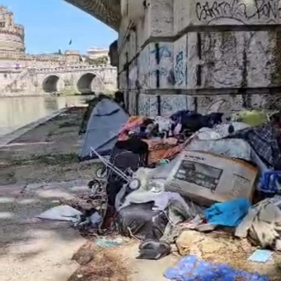 Discarica a cielo aperto sotto ponte Vittorio Emanuele a Roma, Italia dei Diritti grida vergogna