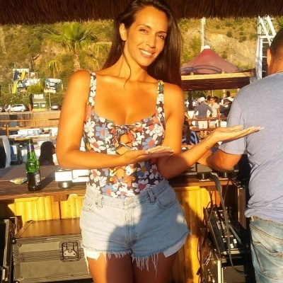 Sulla spiaggia di Cervia la vocalist Marica Rotondo diventa… “Klandestina”