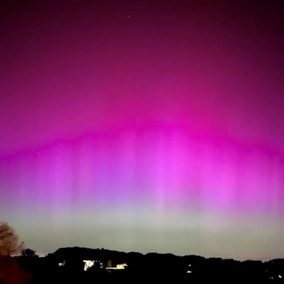 Spettacolo Celeste nell'Appennino Reggiano: L'Incredibile Aurora Boreale Visibile per la Prima Volta