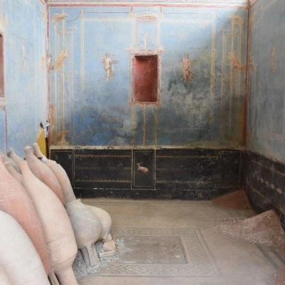 Pompei, scavi nella Regio IX rivelano un sacrario con pareti blu