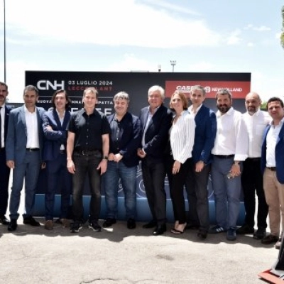 CNH inaugura a Lecce la linea di produzione della pala gommata compatta elettrica