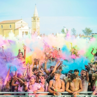 L’HOLI DEI RECORD COLORA IL LITORALE VENEZIANO