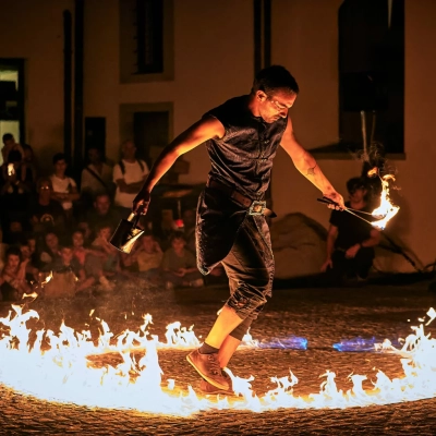 La Luna nel Pozzo arriva in centro a Caorle tra musica, teatro, acrobazie e fuoco