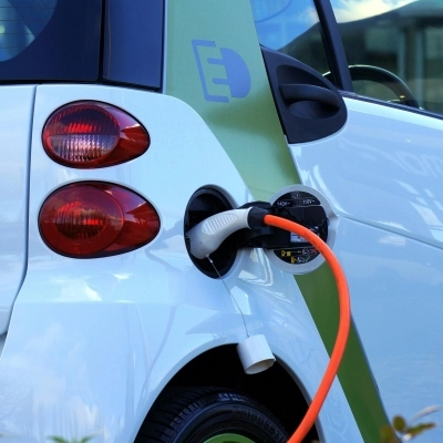 Le vendite delle auto elettriche stanno rallentando e il prezzo elevato non è l’unica motivazione