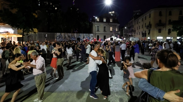 Samba, Tango, Swing e Folk: lezioni gratuite di ballo e serate di social dance, dal 5 al 27 settembre, nelle piazze del Municipio 9 di Milano
