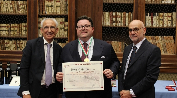 Napoli: il Premio “ Bronzi di Riace “ consegnato all’Avv. Massimiliano Albanese