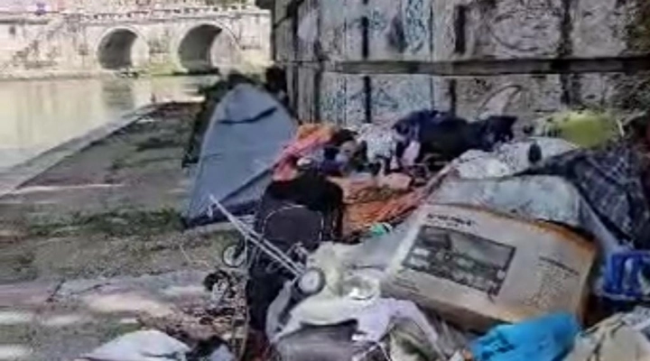 Discarica a cielo aperto sotto ponte Vittorio Emanuele a Roma, Italia dei Diritti grida vergogna