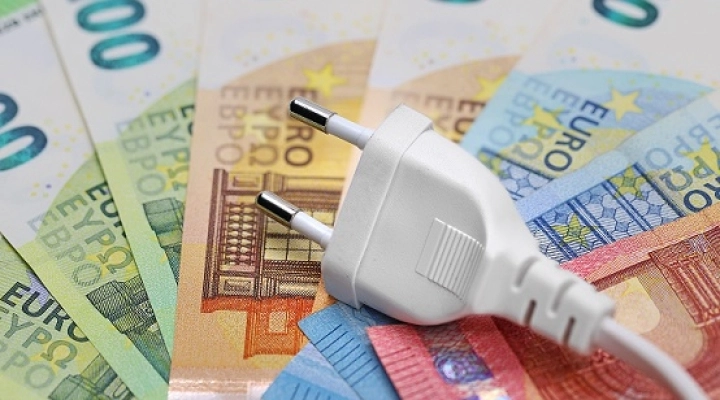 Bollette elettriche: gli italiani hanno speso il 23% in più della media UE 