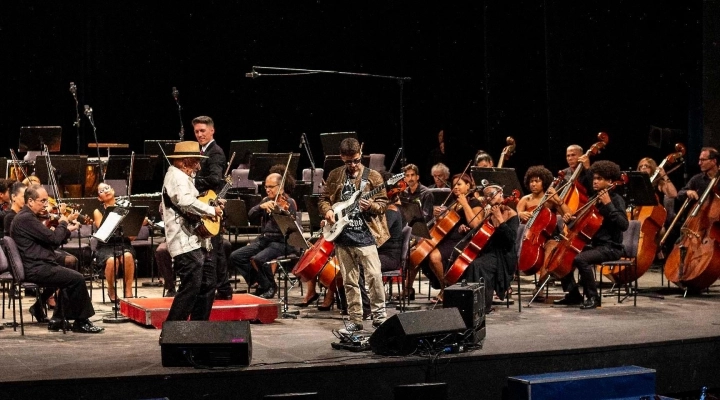 Davide Lo Surdo, l’eterno chitarrista suona con l’orchestra sinfonica di Cuba