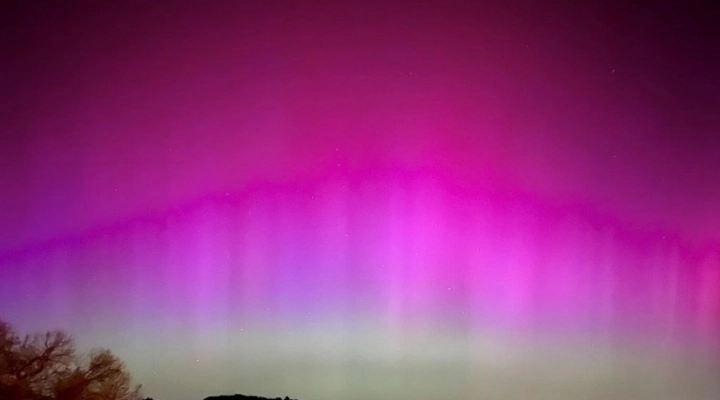 Spettacolo Celeste nell'Appennino Reggiano: L'Incredibile Aurora Boreale Visibile per la Prima Volta