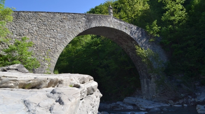 Il Ponte di Cadignano: Un Tesoro Nascosto dell'Appennino Reggiano