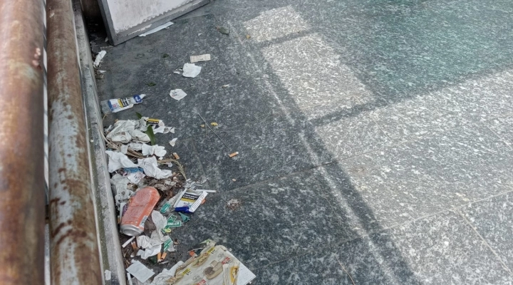 Ascensori scambiati per W.C., rifiuti sparsi ed erbe infestanti nella stazione Lido Nord di Ostia, lo sdegno dell'IdD 