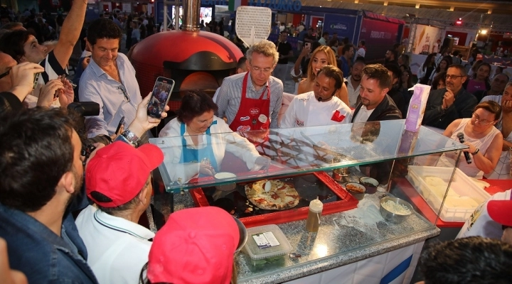 Il sindaco Gaetano Manfredi al Coca-Cola Pizza Village:   “È un evento importante, motore della nuova Napoli”