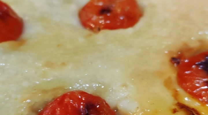 Focaccia toscana con olive e salsiccia o pomodoro - ricetta di nanono.it