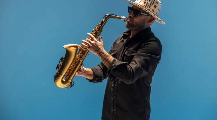 10/8 Jimmy Sax, star mondiale del sassofono, al Papeete Beach - Milano Marittima (RA)