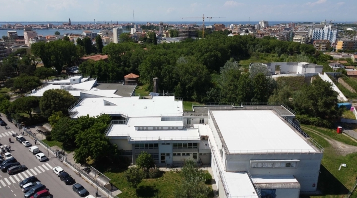 NUOVO TETTO PER LA SCUOLA GALILEO GALILEI DI CHIOGGIA: LA TECNOLOGIA DERBIGUM E I FONDI PNRR PER UN FUTURO SOSTENIBILE