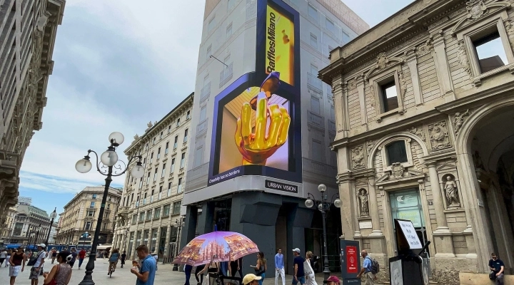 Come a Shibuya: un dirompente billboard 3D in Piazza Duomo lancia la campagna 