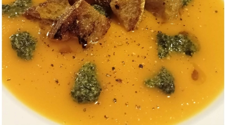 idea in cucina: vellutata di zucca con pesto alla genovese - nanono.it